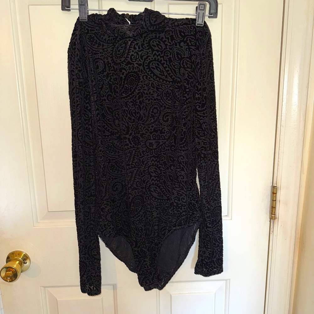 NEW WITH TAGS!!! Black Velvet Printed Bodysuit in Size Large